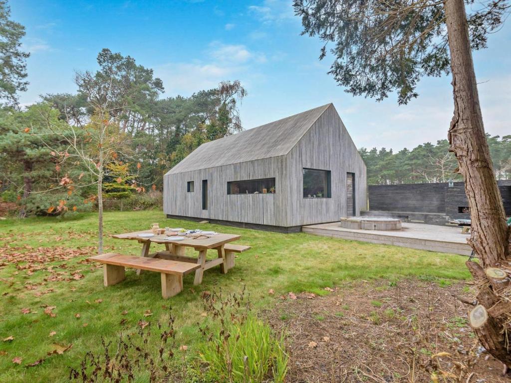 Cheeky Brutalist with Hot Tub