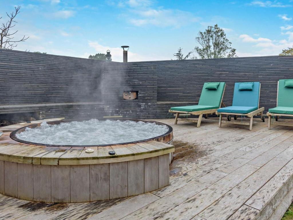 Cheeky Brutalist with Hot Tub photo 2